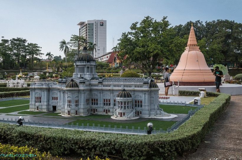 Rozložení na pozadí mezinárodní nemocnice v Bangkoku