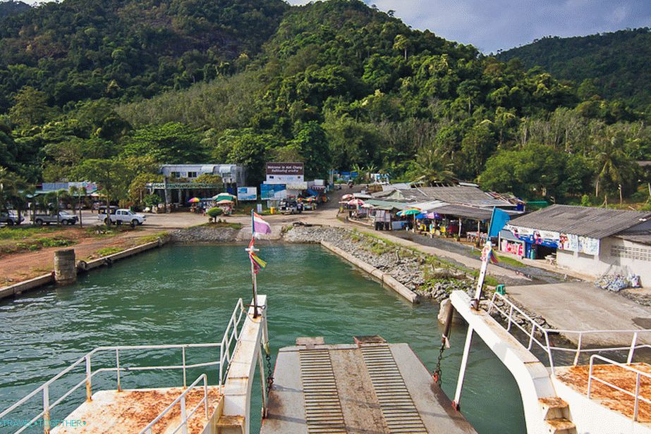 Center Poinit Ferry Pier na ostrově nebo Dan Kao Pier