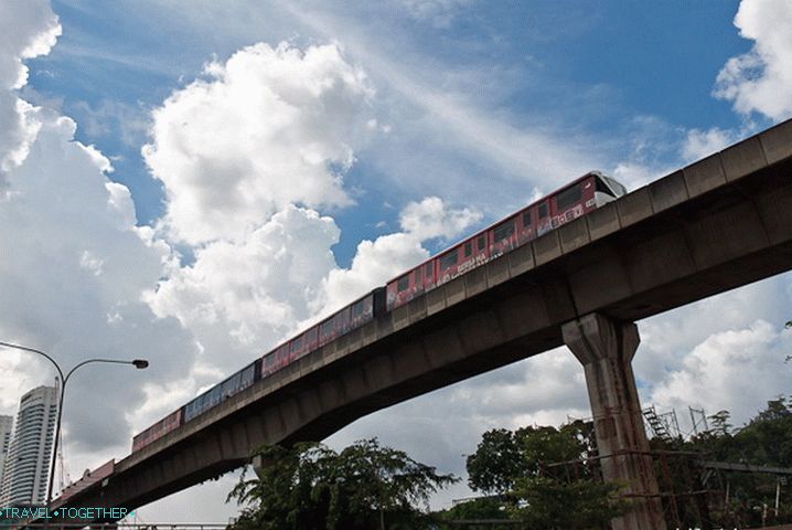 Metro v Kuala Lumpur pod nebem