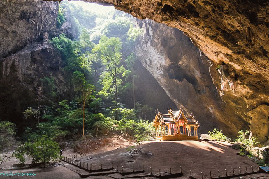 Jeskyně a chrám Phraya Nakhon