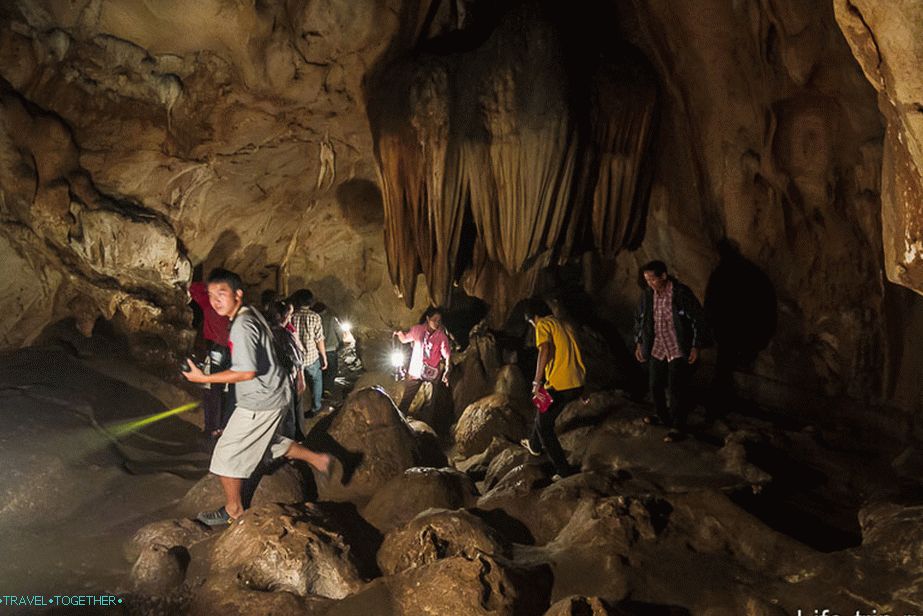 Setkáváme se na cestách se skupinou dalších turistů