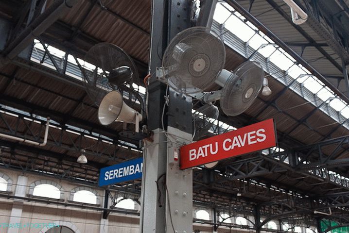 Směrové značky na stanici KTM Komuter
