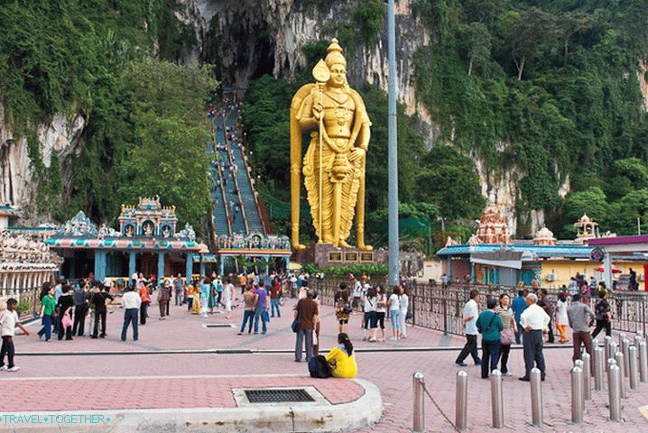 Batu jeskyně a socha boha Muruga