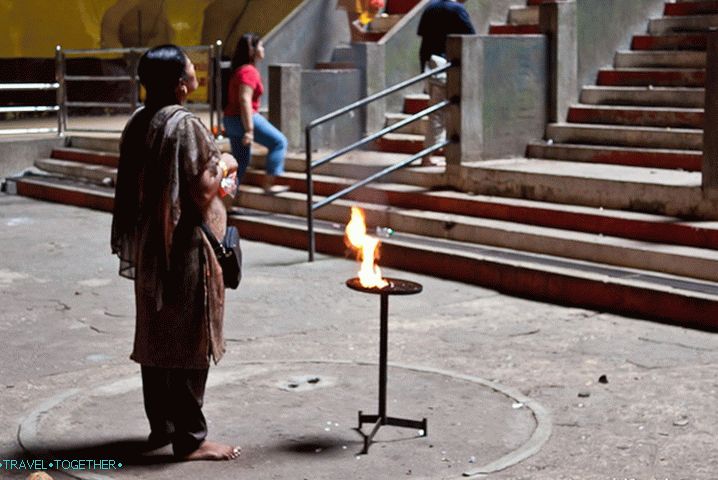 Do Batu Caves přicházejí nejen turisté