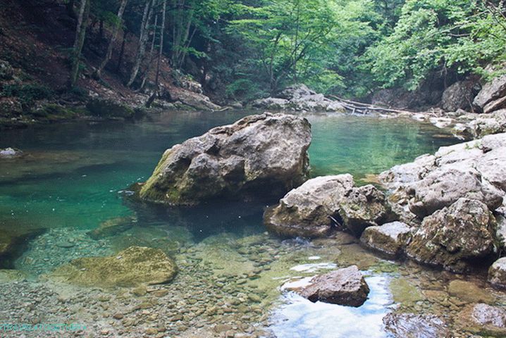 Modré jezero. Krym Grand Canyon.