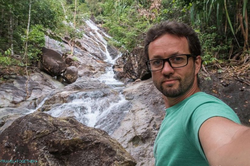 Stojící v Phaeng Yai Falls