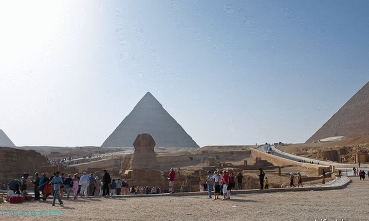 Starověké pyramidy Egypta a Velká sfinga.