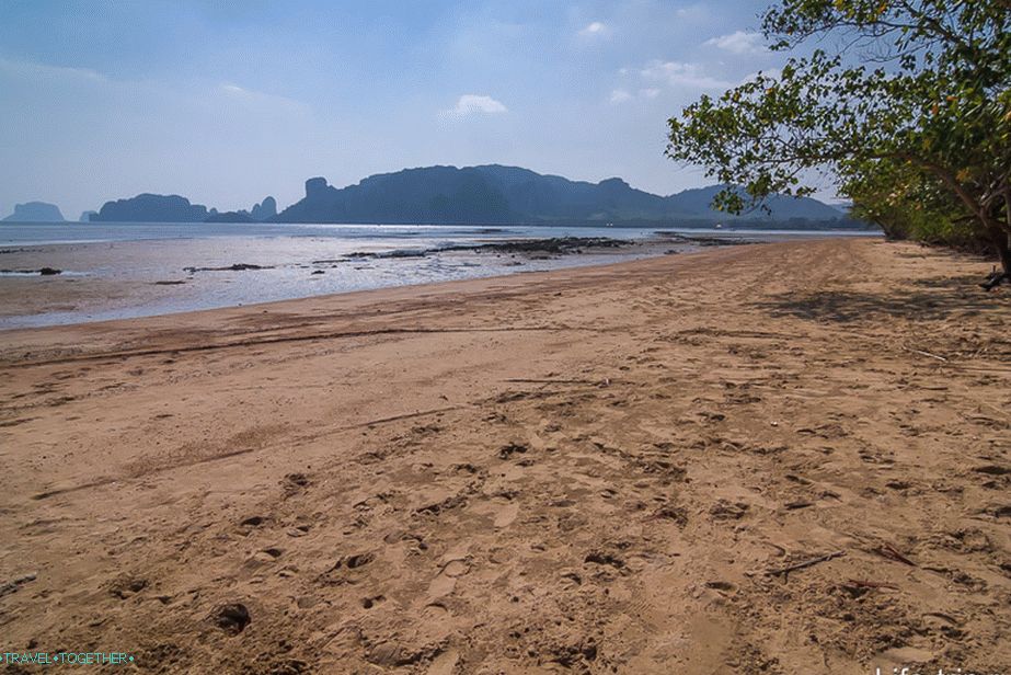 Pláž Ao Nam Mao Beach - ne pro plavání, ale pro rozjímání