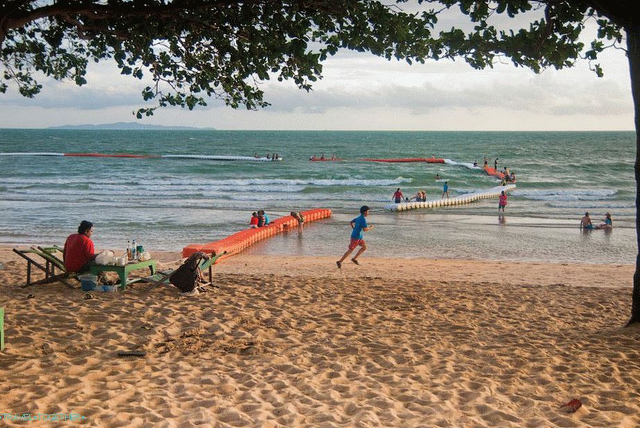 Jomtien Beach - dlouhá a oblíbená