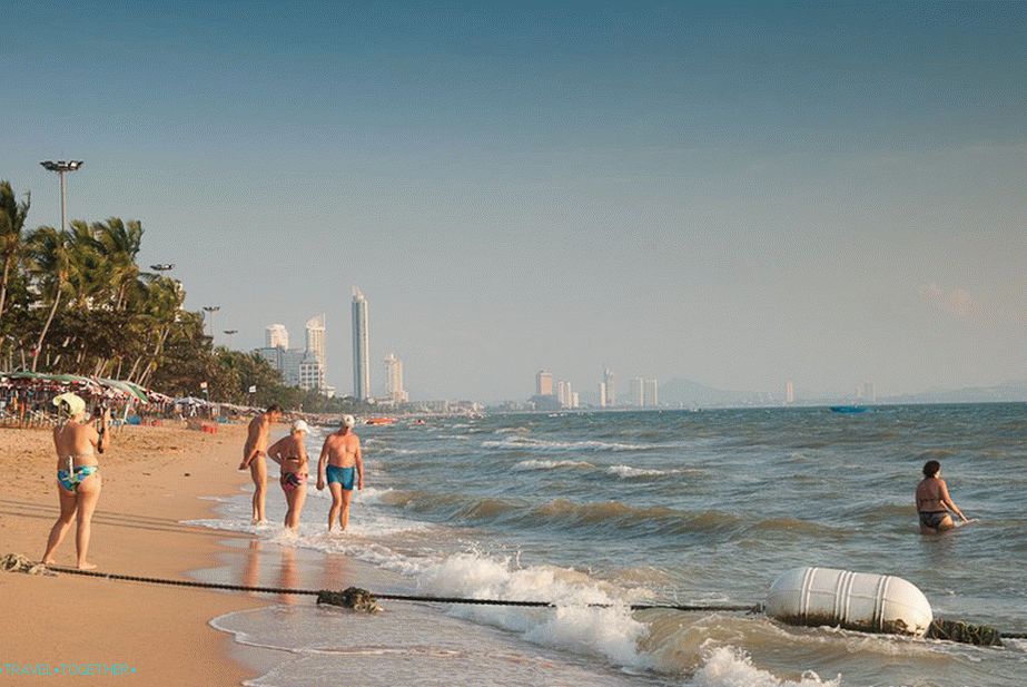 Jomtien Beach - dlouhá a oblíbená