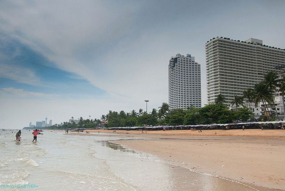 Jomtien Beach - dlouhá a oblíbená