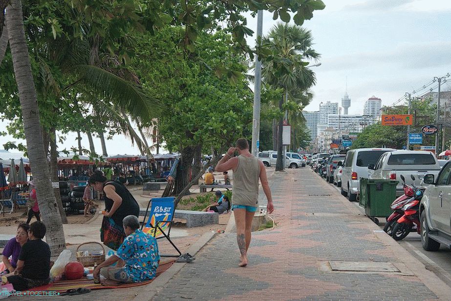 Jomtien Beach - dlouhá a oblíbená
