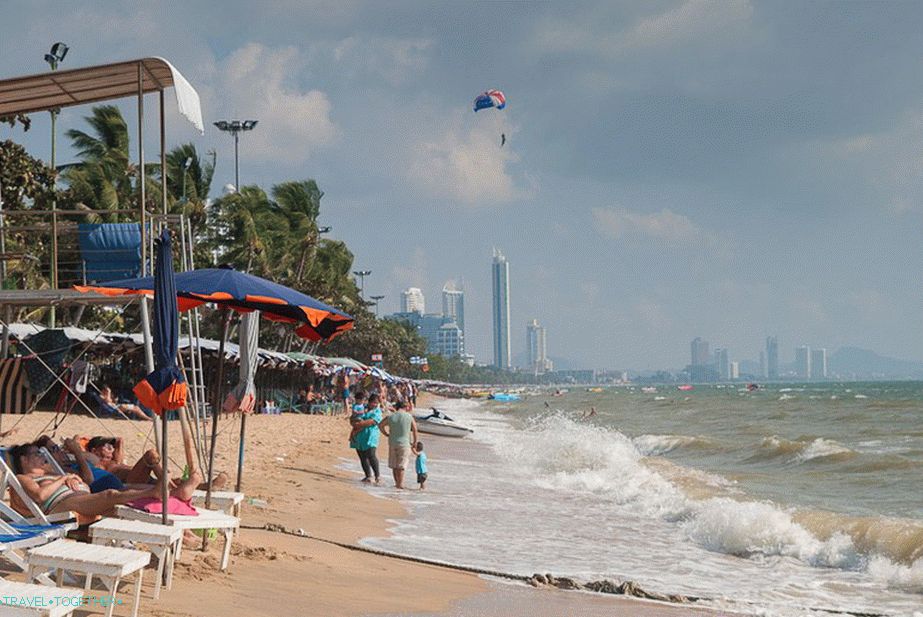 Jomtien Beach - dlouhá a oblíbená