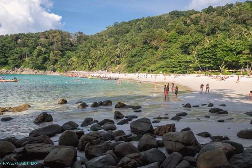 Pohled zprava zleva na pláž Freedom Beach