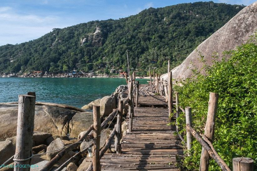 Most na levé straně pláže vedoucí z baru Bambu Hut
