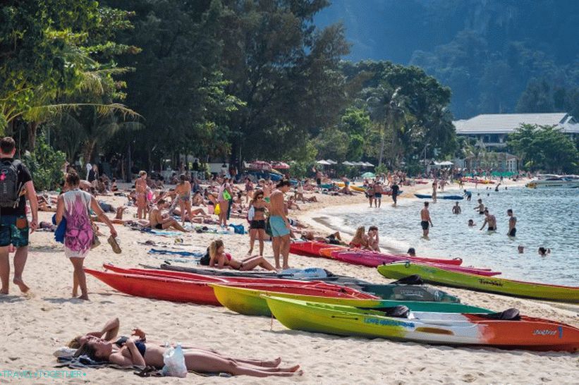 Lo Dalum Beach na ostrově Phi Phi Don je nejdelší, ale ne nejlepší
