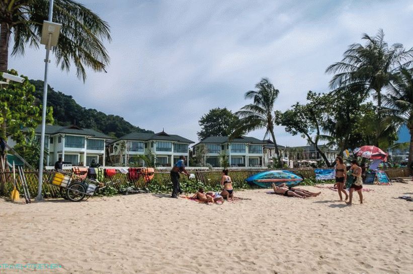 Lo Dalum Beach na ostrově Phi Phi Don je nejdelší, ale ne nejlepší
