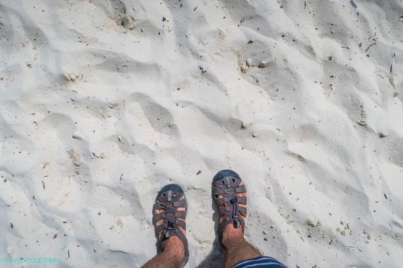 Long Beach na Phi Phi Don - standardní turistická pláž