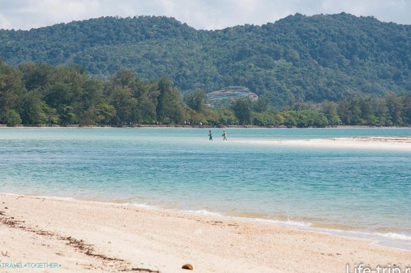 Pan Beach v Krabi je dlouhá a naprosto divoká.