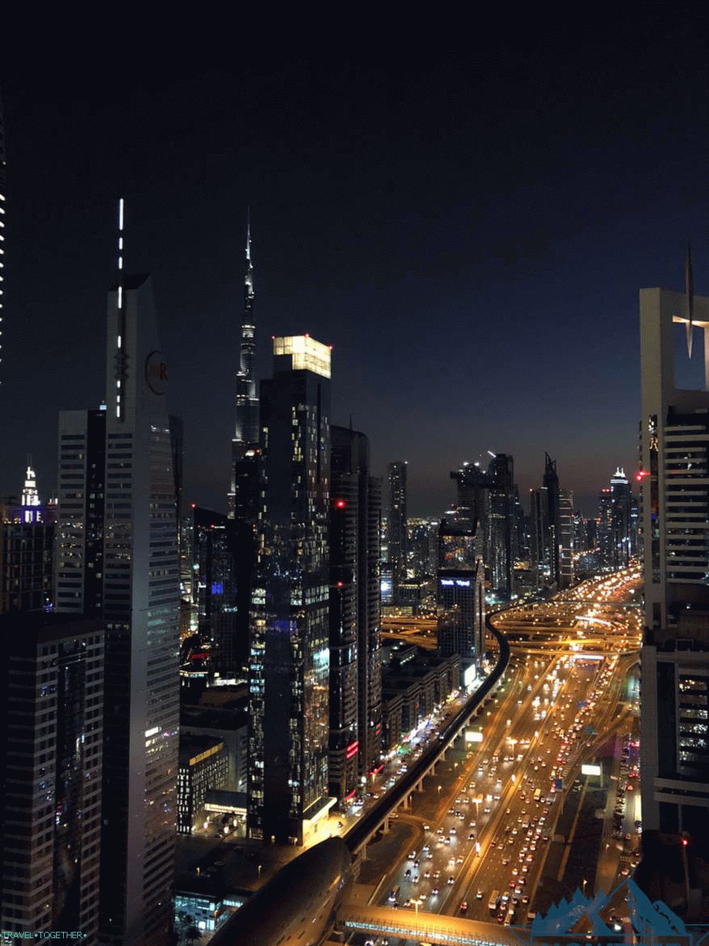 Burj Khalifa - pohled z Bin Rashid Boulevard