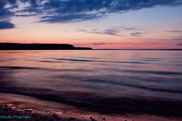 Západ slunce. Jezero Volgo.