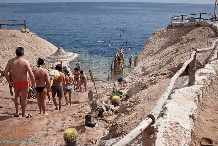 Odpočívej v Sharm el-Sheikhu. Sestup k moři.