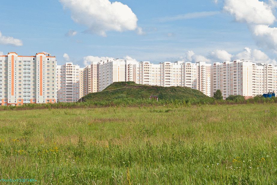 Nová oblast kobylky v Podolsku a kopec mezi domy