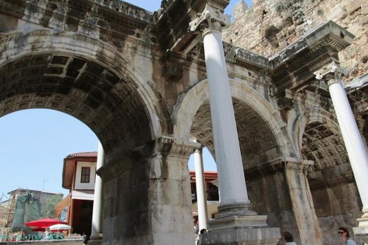 Antalya, brána Hadriána