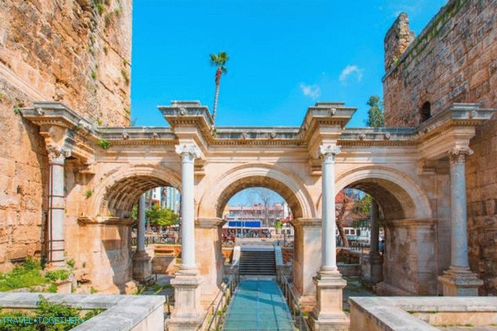 Antalya brána Adriana