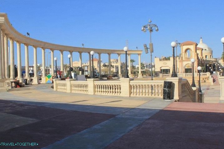 Sharm el-Sheikh, půlkruhová kolonáda na ulici Il-Mercato