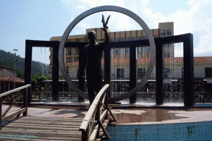 Počasí v Kemeru v březnu - monumentální fontána na centrálním náměstí