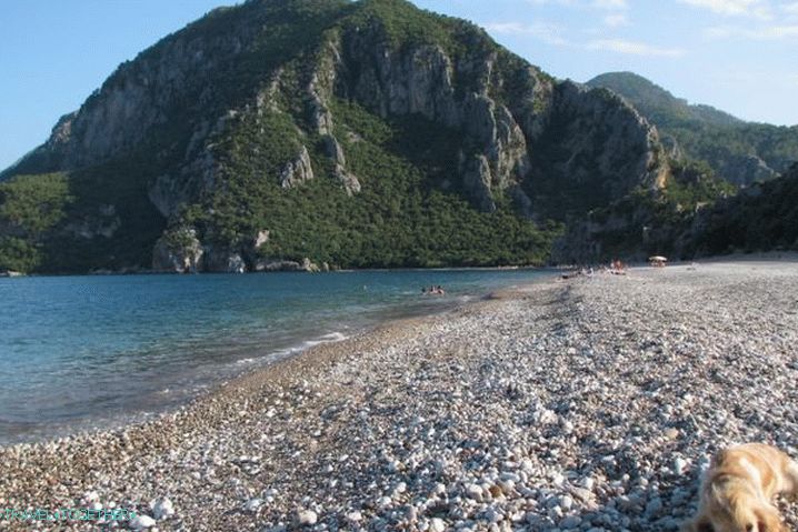 Kemer, oblázková pláž