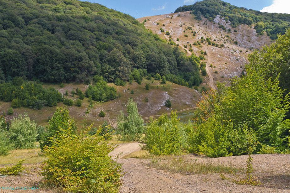 Blížíme se k parkovišti East Suat