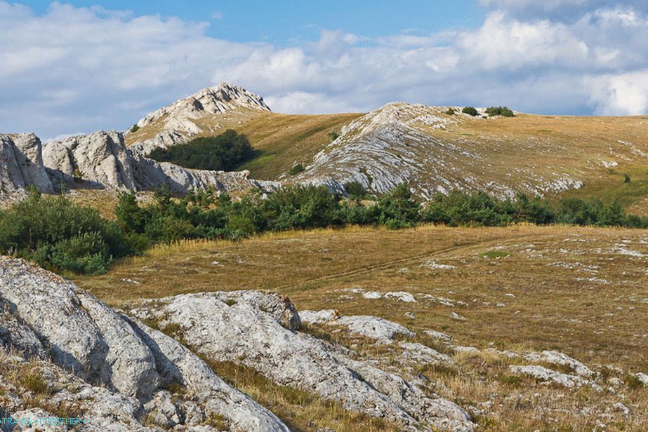Skály vyčnívají jako dva hřebeny mrtvých dinosaurů