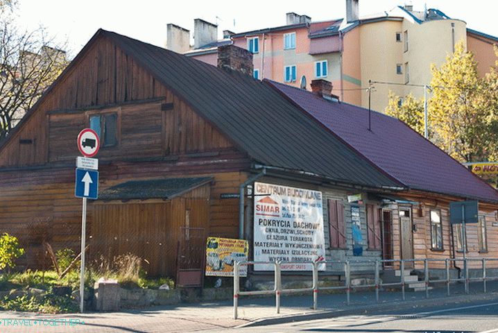 Docela často v Polsku jsou také staré otlučené domy