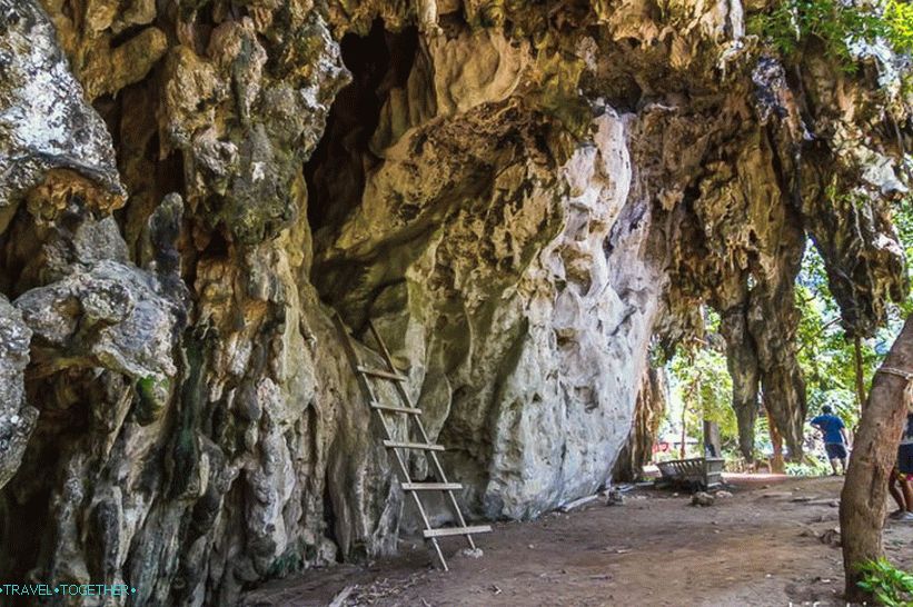 Na cestě k jeskyni jeskyně Phranang Nai jsou další menší.