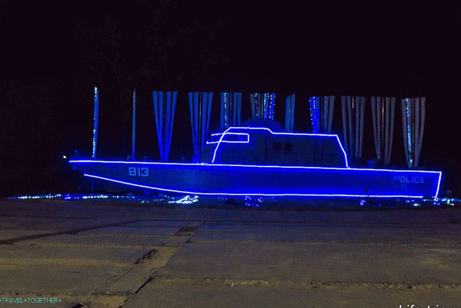 Pomník - policejní loď, která odnesla tsunami pryč od pobřeží