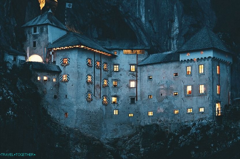 Hrad Predjama v noci