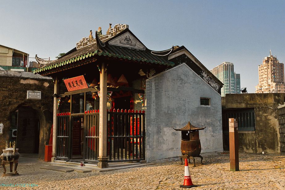 Čínský chrám vedle zříceniny katedrály