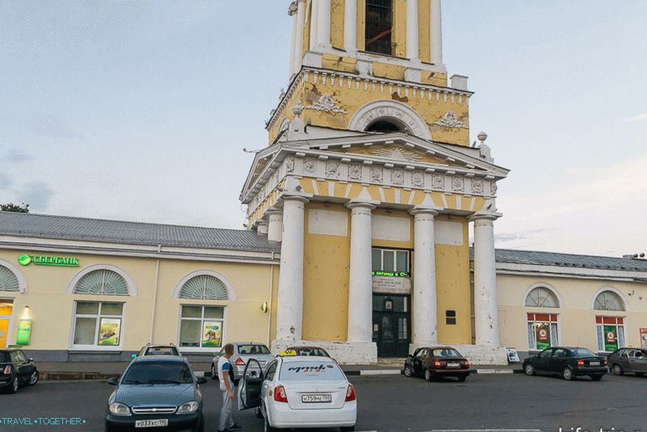 Komplex se skládá z kostela, Sberbank a Dixie, všeho, co člověk potřebuje k životu