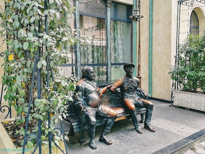 Další sochařství Tbilisi. Zdá se, že je to jedna z epizod slavného filmu Danelia.