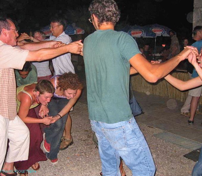 Volní dobrovolníci - tanec na lidovém festivalu.
