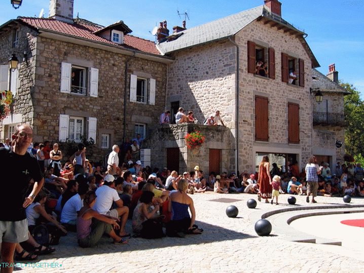 Volný čas dobrovolníků - výlet na divadelní festival ve městě Marcoles.