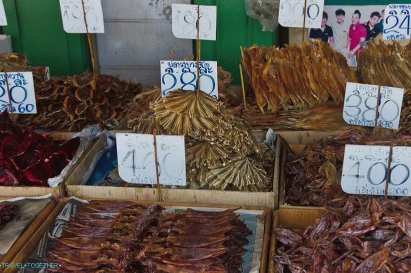 V blízkosti rybářského trhu na molu Tha Tien