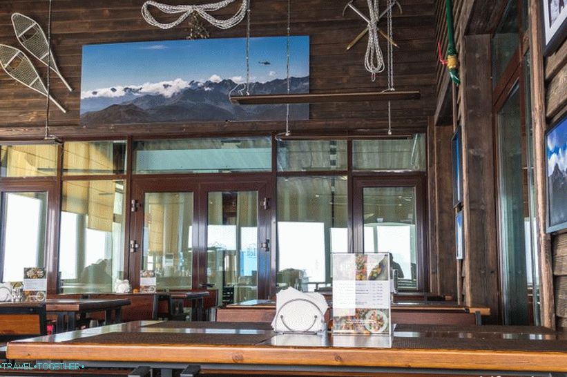 Výška restaurace ve výšce 2320 metrů - nejlepší výhled na Rosu Khutor