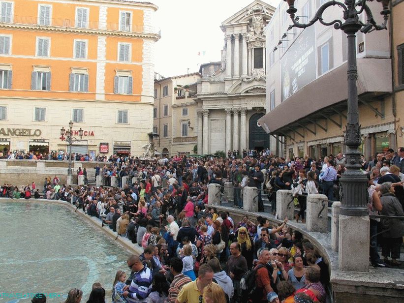 Turisté u fontány Trevi