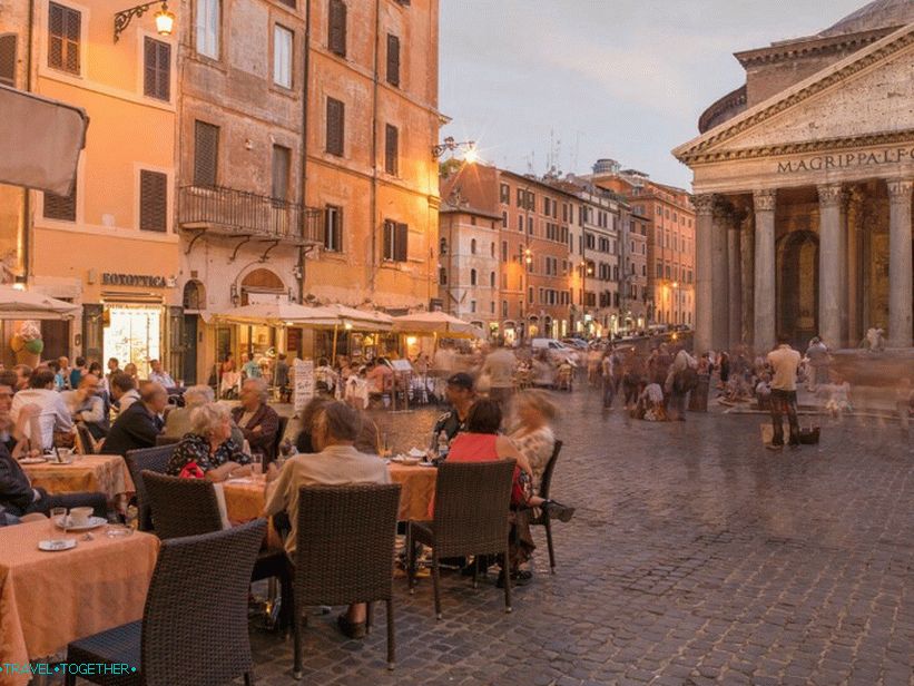 Pouliční kavárny v Pantheonu