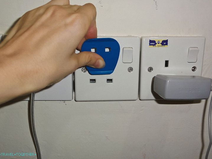 Vložte adaptér vzhůru nohama do zásuvky