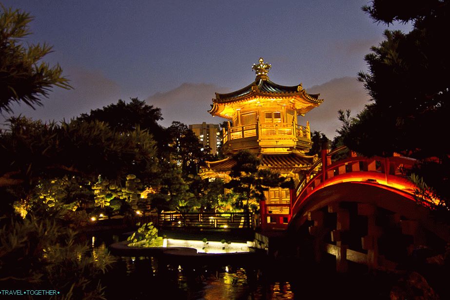 Elegantní čínský altán uprostřed lotosového rybníka