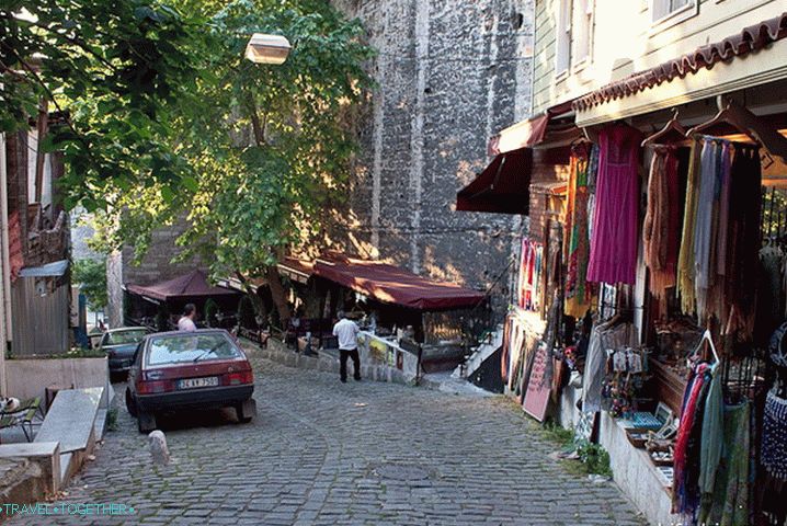 Centrum Istanbulu. Vedle katedrály v Sofii.